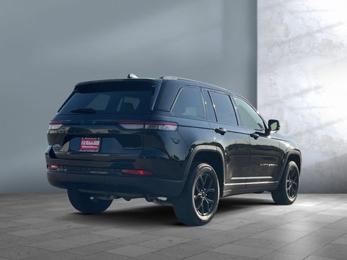 Used 2025 Jeep Grand Cherokee Altitude AWD/4WD image 6