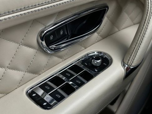 Used 2017 Bentley Bentayga image 39