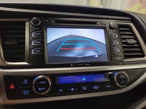 Used 2019 Toyota Highlander XLE AWD/4WD image 18