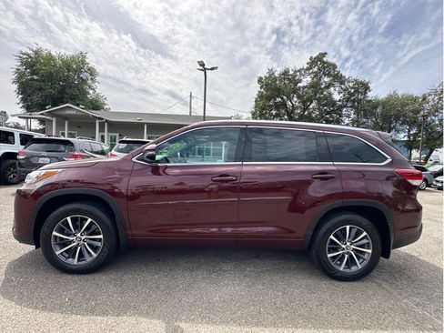 Used 2018 Toyota Highlander XLE AWD/4WD image 4