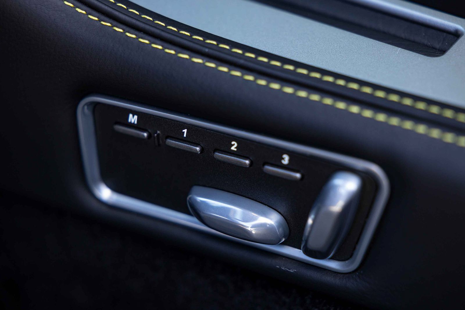 Used 2013 Aston Martin DB9 Volante RWD image 32