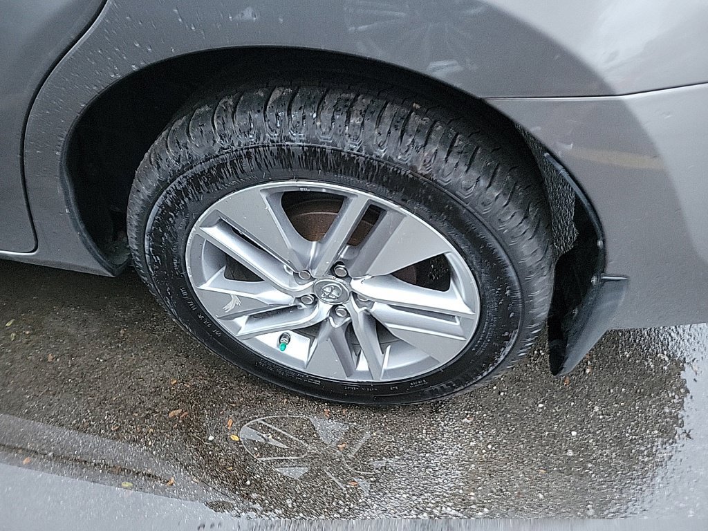 Used 2015 Toyota Corolla LE FWD image 5