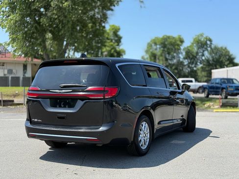 Used 2023 Chrysler Pacifica Touring-L FWD image 7