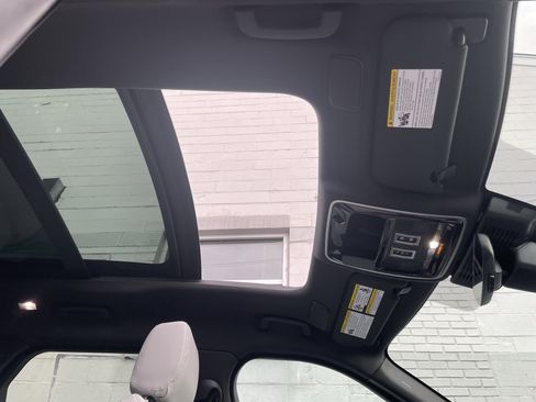 New 2026 Land Rover Range Rover Velar Dynamic SE image 17