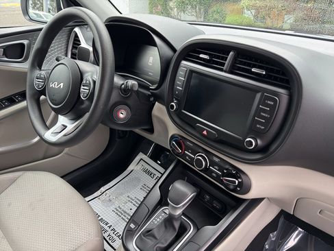 Used 2023 Kia Soul LX image 18