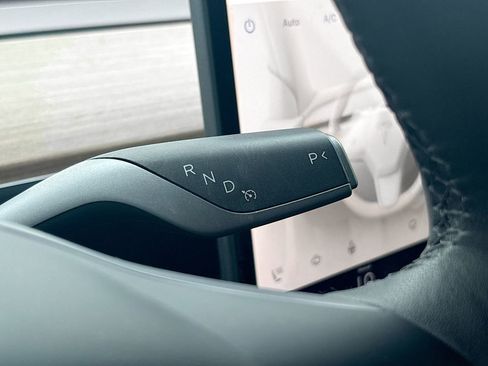 Used 2025 Tesla Model Y Long Range RWD image 16