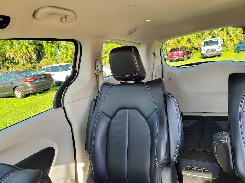 Used 2023 Chrysler Pacifica Touring-L FWD image 16