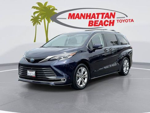 Certified 2022 Toyota Sienna Platinum FWD image 1
