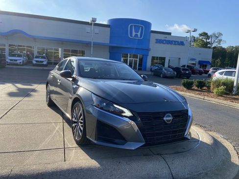 Used 2025 Nissan Altima 2.5 SV FWD image 2