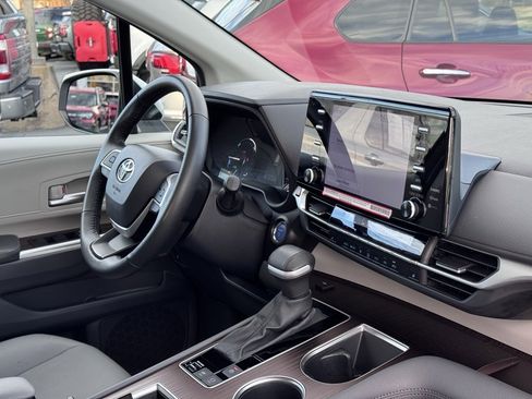 Used 2024 Toyota Sienna XLE image 26