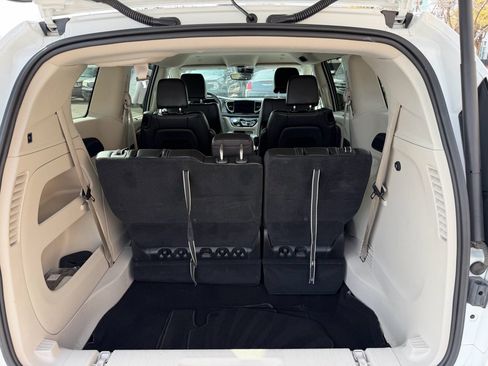 Used 2023 Chrysler Pacifica Touring-L image 16
