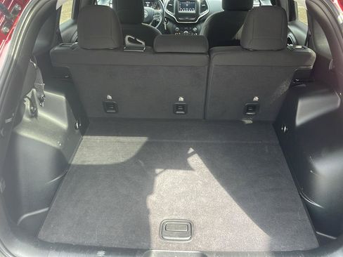 Used 2019 Jeep Cherokee Latitude w/ Cold Weather Group AWD/4WD image 23