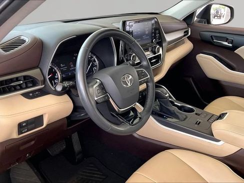 Used 2020 Toyota Highlander XLE FWD image 12