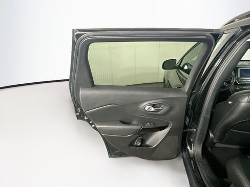 Used 2021 Jeep Cherokee Latitude Plus AWD/4WD image 25