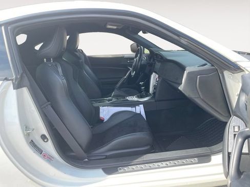Used 2018 Toyota 86 RWD image 15