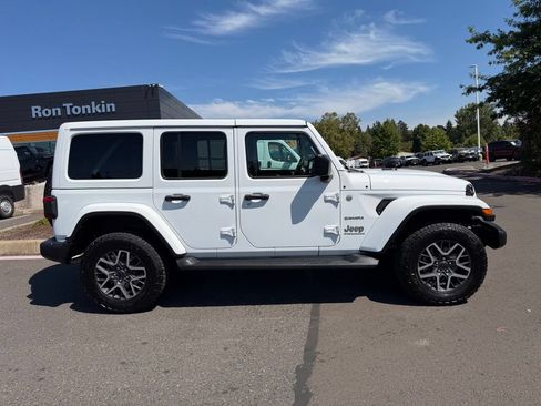 Used 2024 Jeep Wrangler Unlimited Sahara AWD/4WD image 8