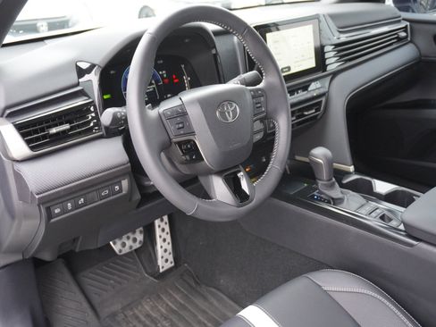Used 2025 Toyota Camry SE image 19