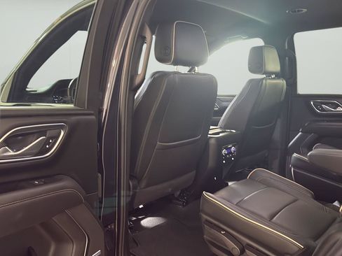 Certified 2024 GMC Yukon SLT w/ SLT Luxury Package AWD/4WD image 14