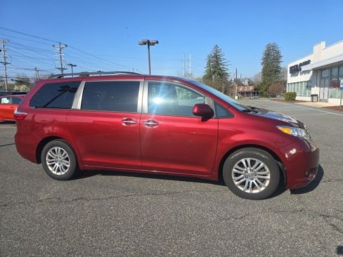 Used 2016 Toyota Sienna XLE image 6