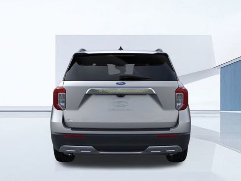 Used 2024 Ford Explorer XLT w/ Equipment Group 202A image 3