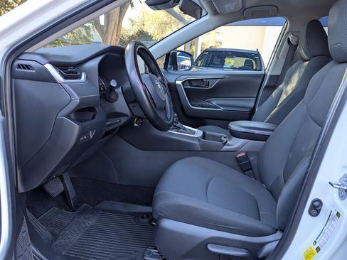 Used 2022 Toyota RAV4 LE image 10