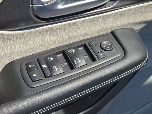 Certified 2024 Chrysler Pacifica Touring-L FWD image 26
