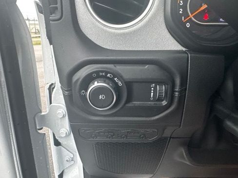 Used 2025 Jeep Wrangler Unlimited Sahara AWD/4WD image 20
