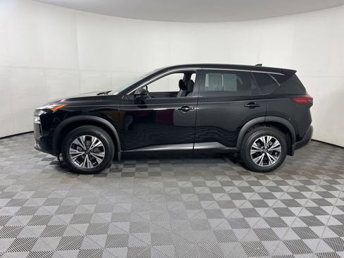 Used 2021 Nissan Rogue SV image 2