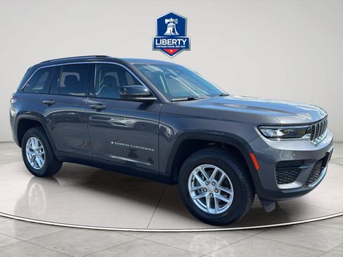 Used 2023 Jeep Grand Cherokee Laredo AWD/4WD image 15