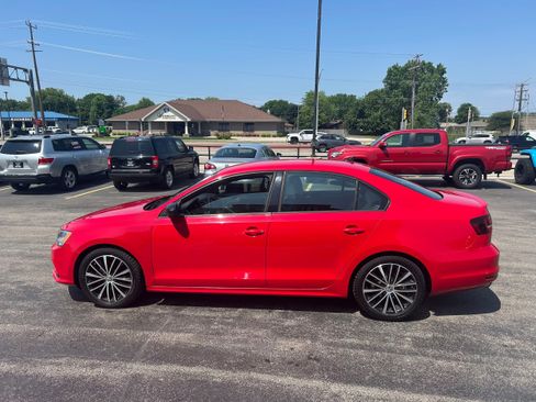 Used 2016 Volkswagen Jetta Sport image 2