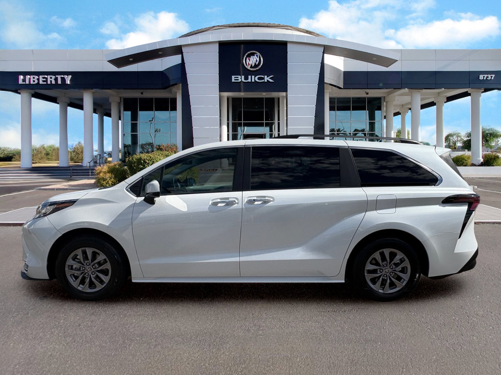 Used 2023 Toyota Sienna XLE FWD image 6