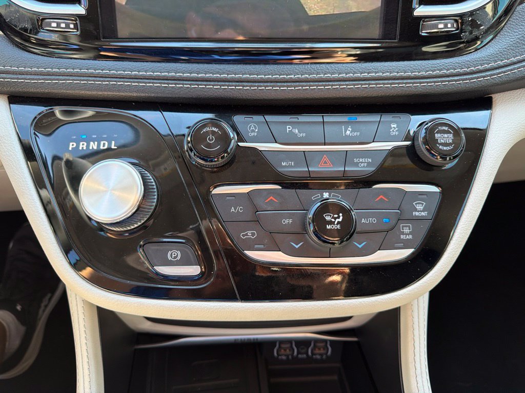 Used 2023 Chrysler Pacifica Limited FWD image 36