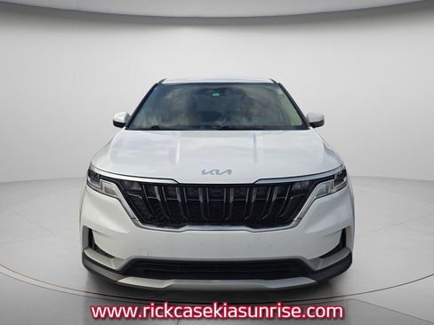 Used 2023 Kia Carnival LX FWD image 3