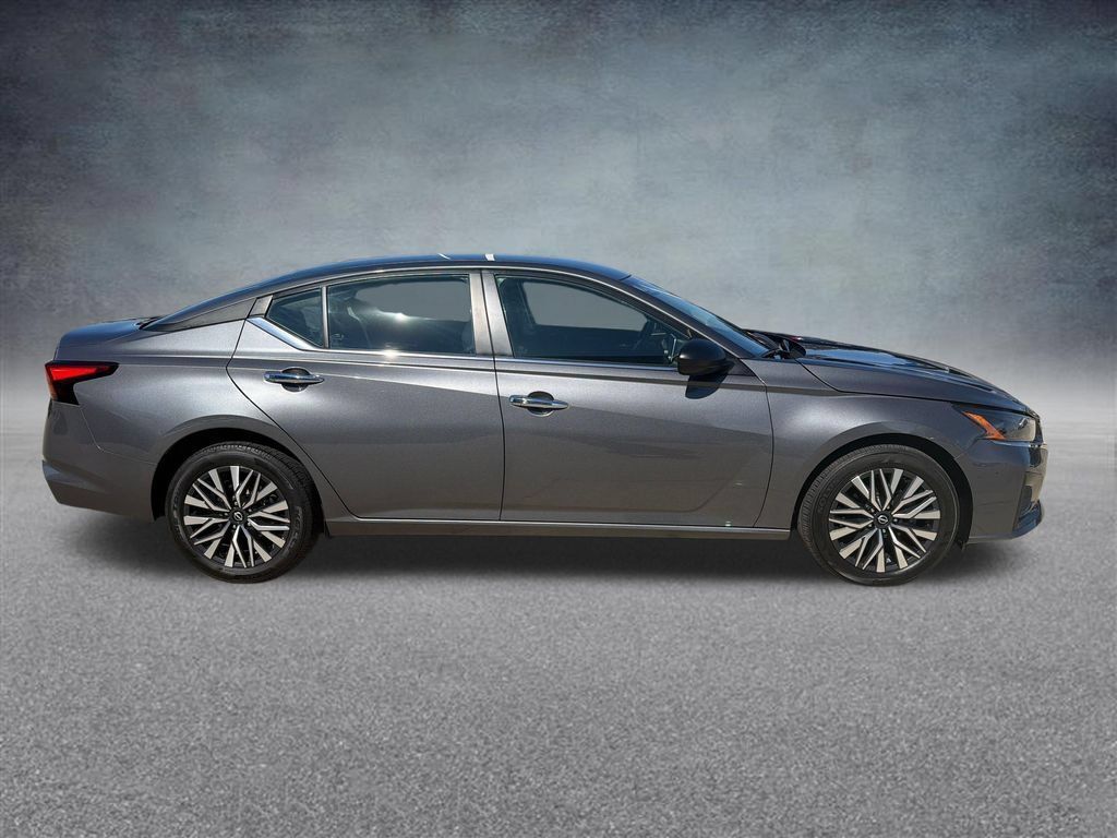 Used 2024 Nissan Altima 2.5 SV AWD/4WD image 6