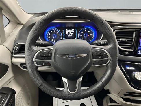 Used 2017 Chrysler Pacifica Touring w/ Tire & Wheel Group image 13