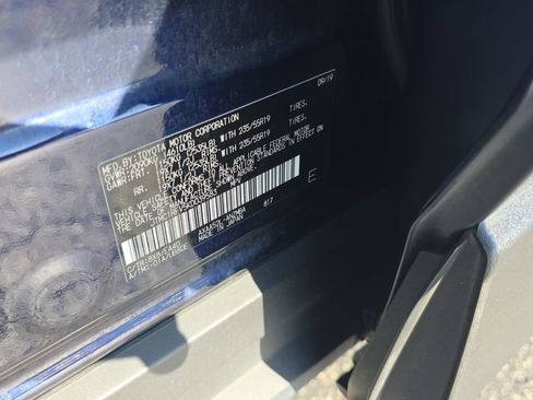 Used 2019 Toyota RAV4 XLE Premium FWD image 29