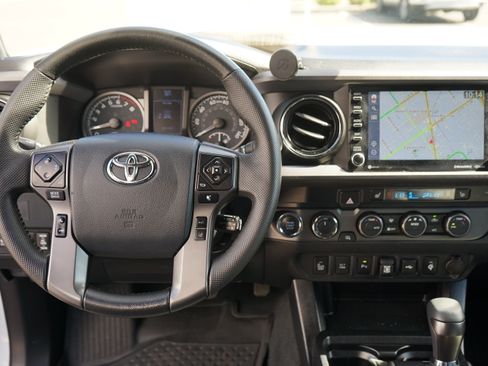 Used 2020 Toyota Tacoma TRD Off-Road w/ Technology Package AWD/4WD image 17
