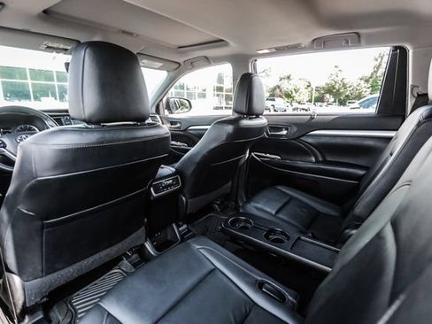 Used 2019 Toyota Highlander XLE AWD/4WD image 54