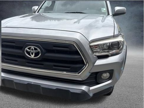 Used 2017 Toyota Tacoma SR5 w/ Tow Package RWD image 3