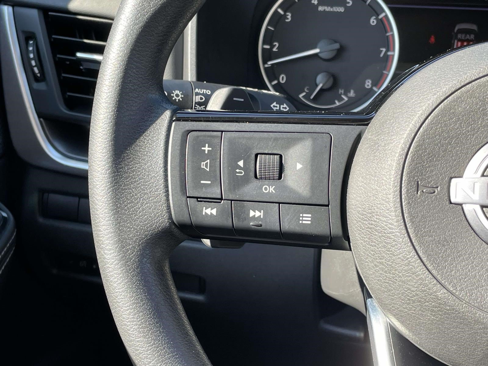 Used 2023 Nissan Rogue SV AWD/4WD image 21