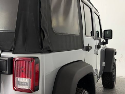 Used 2015 Jeep Wrangler Unlimited Rubicon w/ Connectivity Group AWD/4WD image 51