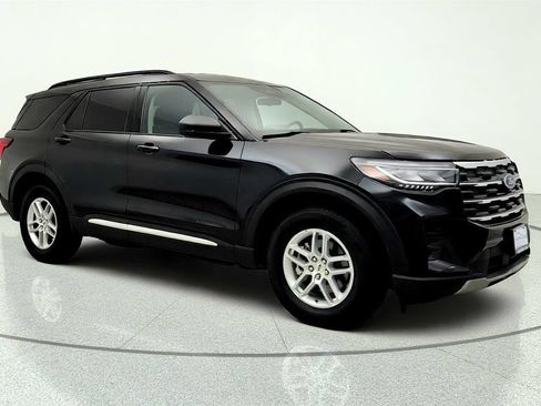 Used 2025 Ford Explorer Active AWD/4WD image 3