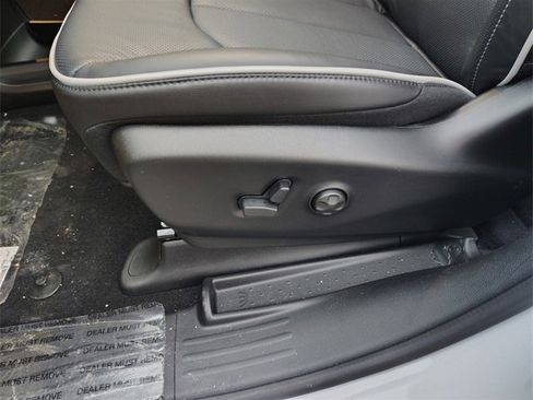 New 2026 Chrysler Pacifica Limited w/ Uconnect Theater Family Group image 15