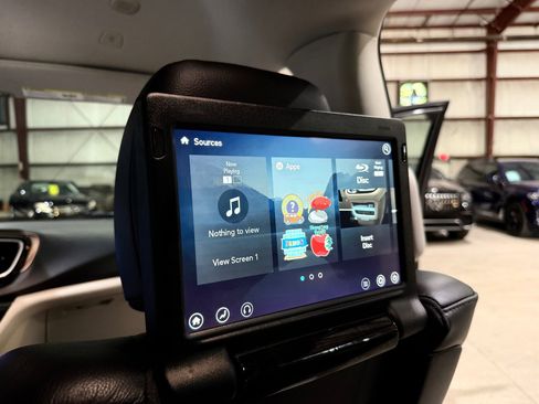 Used 2018 Chrysler Pacifica Touring-L Plus w/ Advanced Safetytec Group FWD image 26