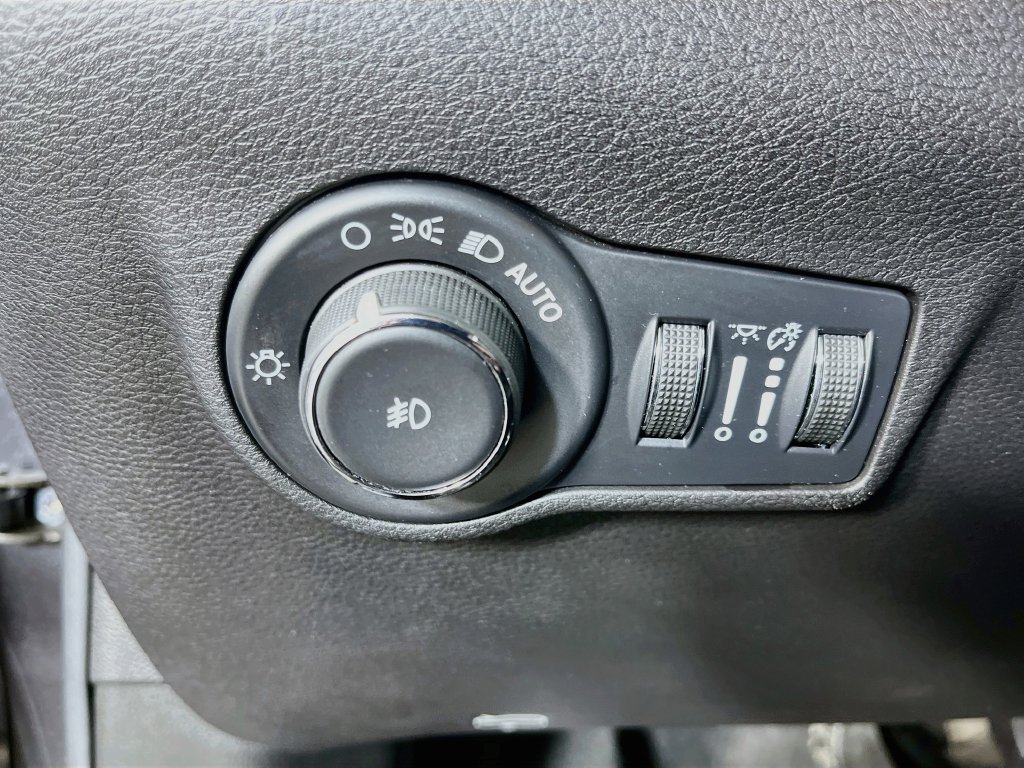 Used 2022 Jeep Compass Latitude FWD image 11