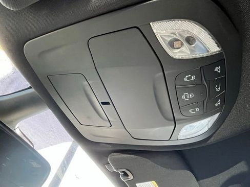 Used 2025 Chrysler Pacifica Select FWD image 41