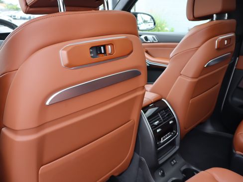 Used 2025 BMW X7 M60i AWD/4WD image 35