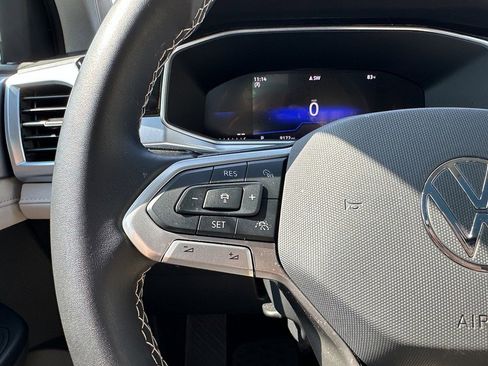 Used 2025 Volkswagen Taos SE w/ Panoramic Sunroof Package image 24