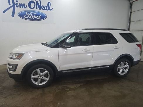 Used 2017 Ford Explorer XLT w/ Equipment Group 202A AWD/4WD image 32