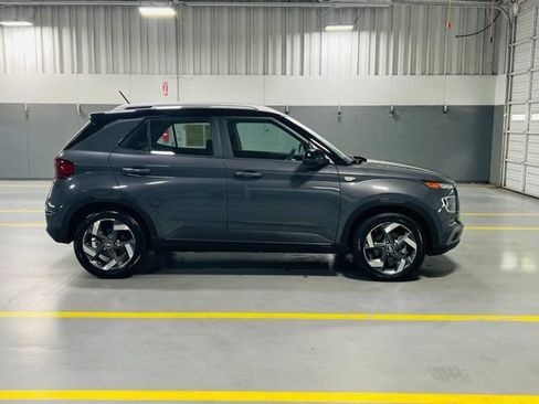 Used 2024 Hyundai Venue Limited FWD image 20